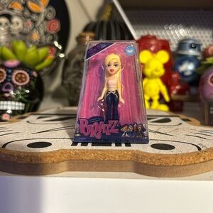 Mini Bratz flaunt it